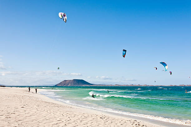 kite-surfing auf fuerteventura - fuerteventura stock-fotos und bilder