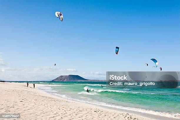 Kitesurfing Auf Fuerteventura Stockfoto und mehr Bilder von Insel Fuerteventura - Insel Fuerteventura, Strand, Surfen