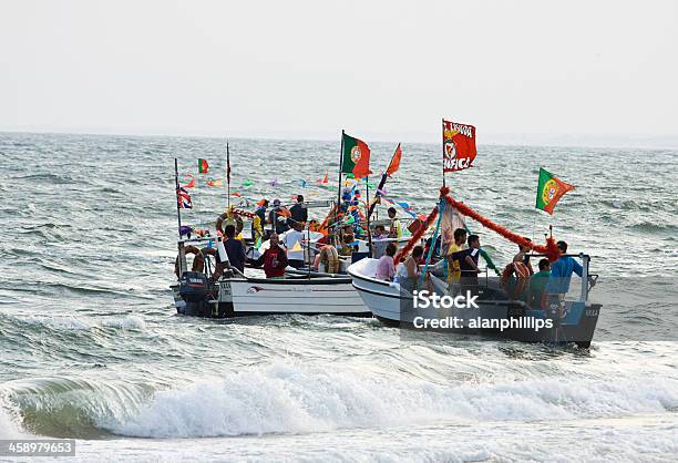 Foto de Barcos De Pesca Em Monte Gordo Em Portugal e mais fotos de stock de Algarve - Algarve, Arrebentação, Barco pesqueiro