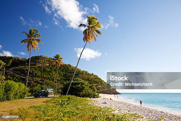 Foto de Bela Praia Do Caribe e mais fotos de stock de Antígua - Antígua e Barbuda - Antígua - Antígua e Barbuda, Antígua e Barbuda, Azul