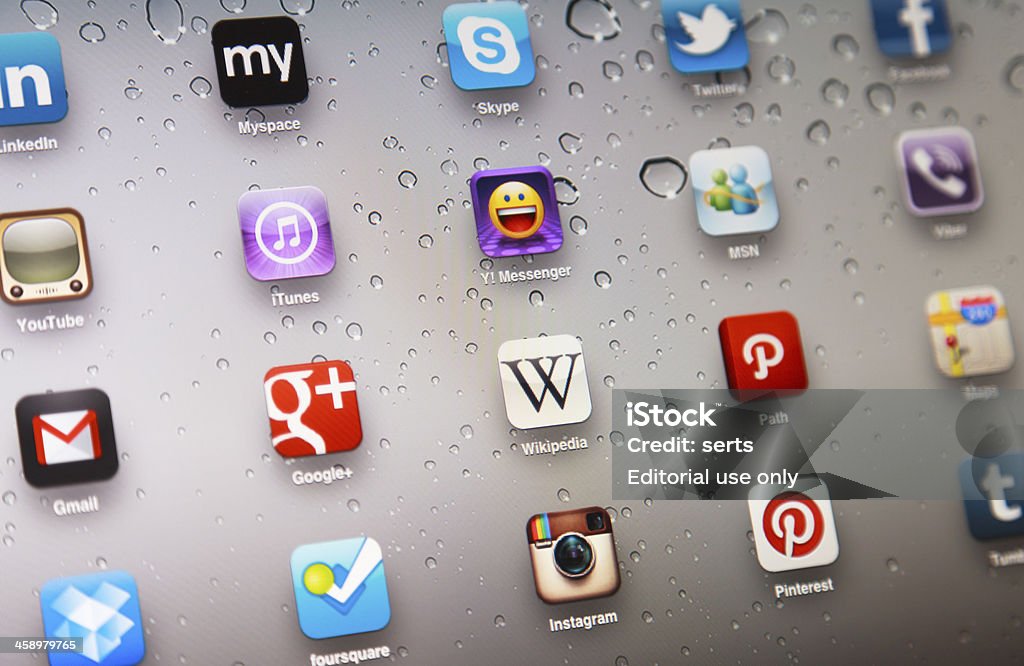 Социальные медиа приложений на iPad 2 - Стоковые фото Brand Name Online Messaging Platform роялти-фри