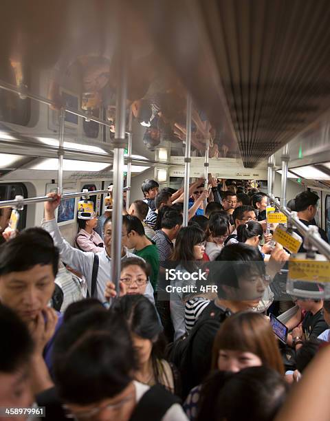 Lotado Metro Xangai China - Fotografias de stock e mais imagens de Assento de Veículo - Assento de Veículo, Carro, Centro da Cidade