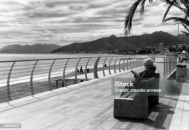 여자 읽을 앞에서 Ligurian 바다 70-79세에 대한 스톡 사진 및 기타 이미지 - 70-79세, 노인, 리구리아 해