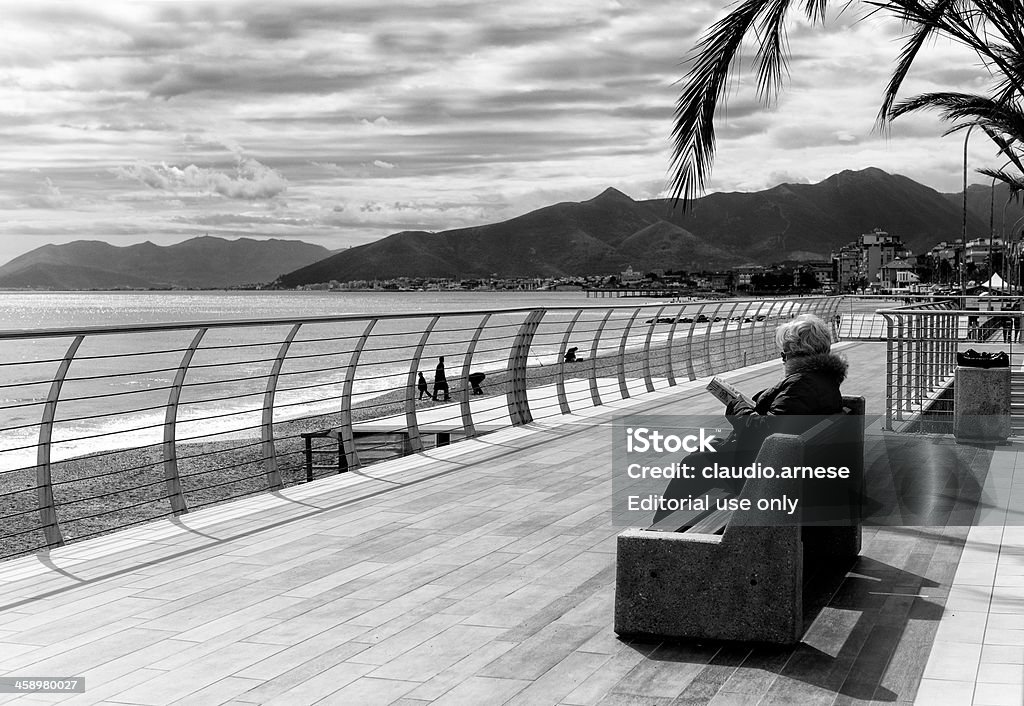 Mulher a ler um livro na frente do Mar de ligurian. - Royalty-free 70 anos Foto de stock