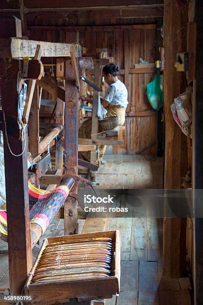 Mulher A Trabalhar No Tear Tecelagem - Fotografias de stock e mais imagens de Adulto - Adulto, Cordel, Cultura Indígena