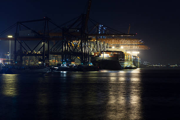 ponte humen no euromax terminal - containerisation imagens e fotografias de stock