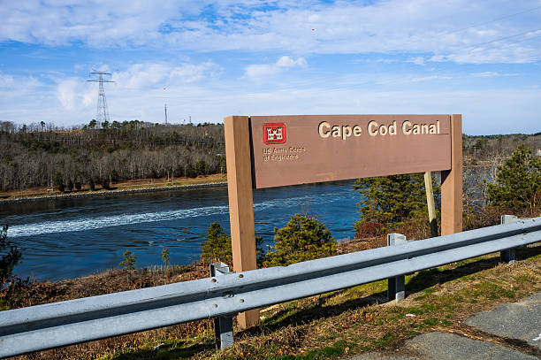 canal de cap cod - january cape cod canal sign water photos et images de collection