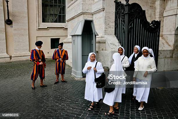 Foto de Freiras No Vaticano e mais fotos de stock de Adulto - Adulto, Andar, Arquitetura