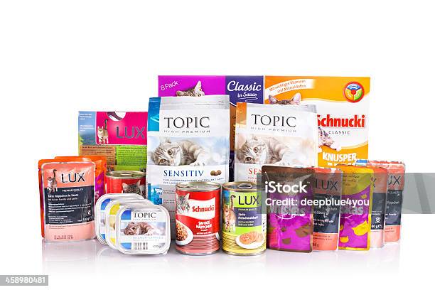 Alemán Variedad De Ver Los Alimentos Para Gatos En Blanco Foto de stock y más banco de imágenes de Bolsa - Objeto fabricado