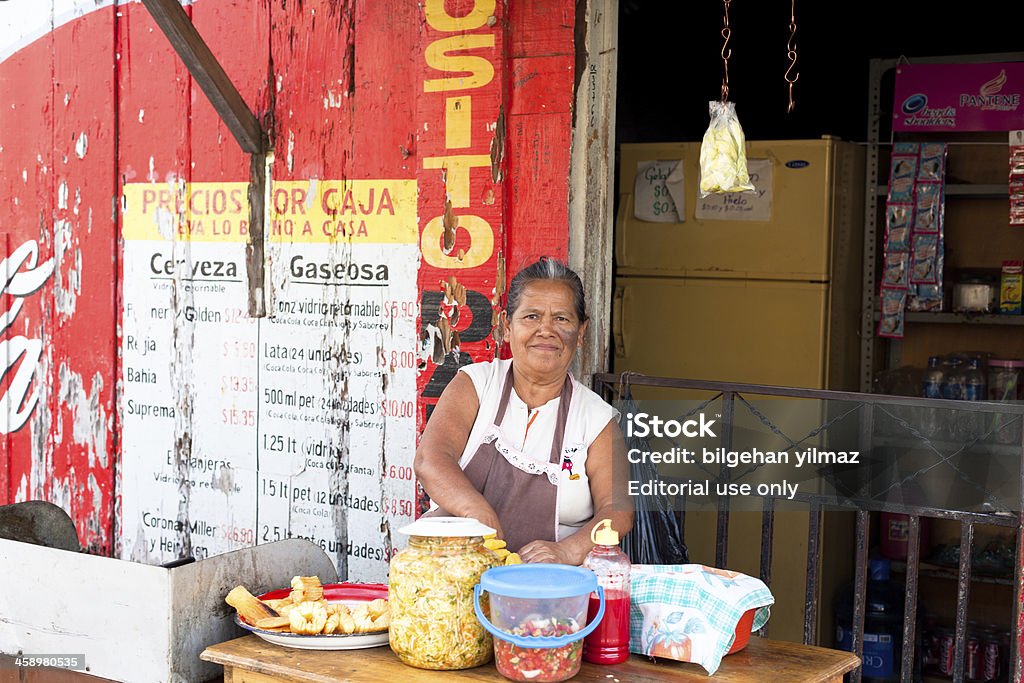 El Salvador femme - Photo de Pupusa - Pain plat libre de droits