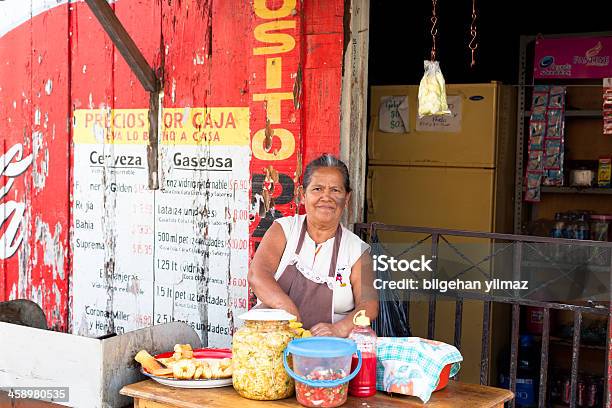 El Salvadorian Donna - Fotografie stock e altre immagini di Pupusa - Focaccia azzima - Pupusa - Focaccia azzima, Adulto, Ambientazione esterna