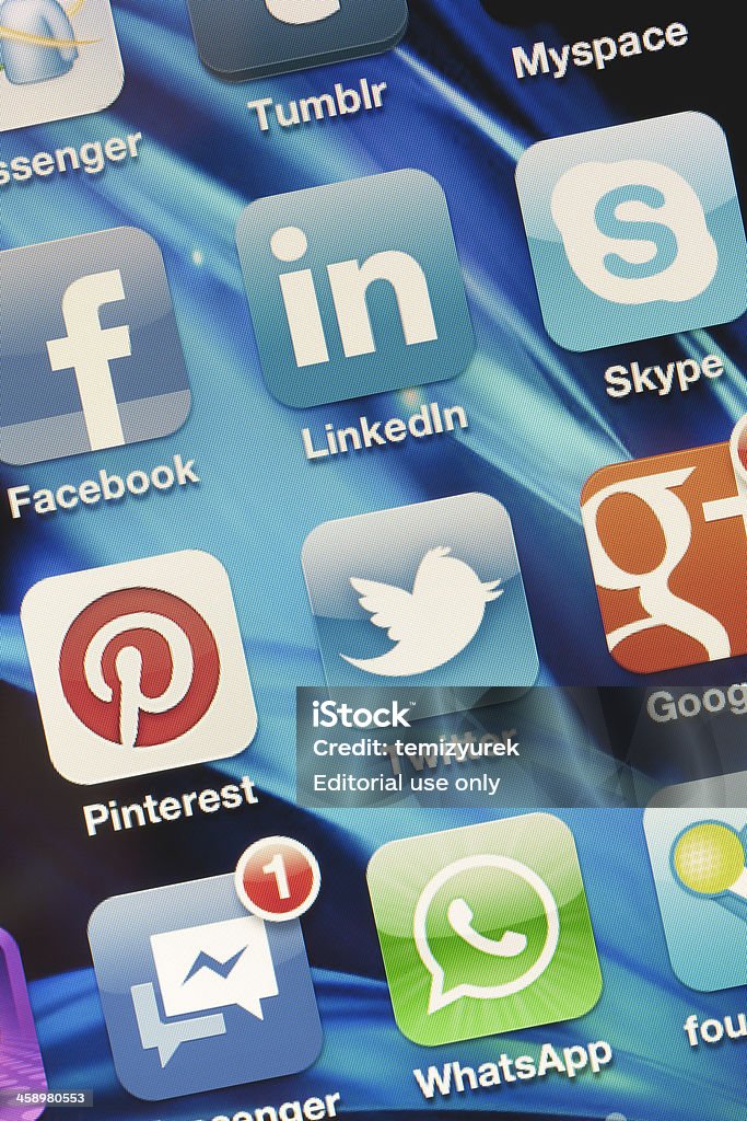 Aplicaciones de redes sociales en el Apple iPhone 4 de pantalla - Foto de stock de LinkedIn libre de derechos
