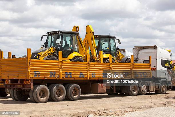 Trasporto Di Costruzione Macchine - Fotografie stock e altre immagini di Attrezzatura edilizia - Attrezzatura edilizia, Camion articolato, Cantiere di costruzione