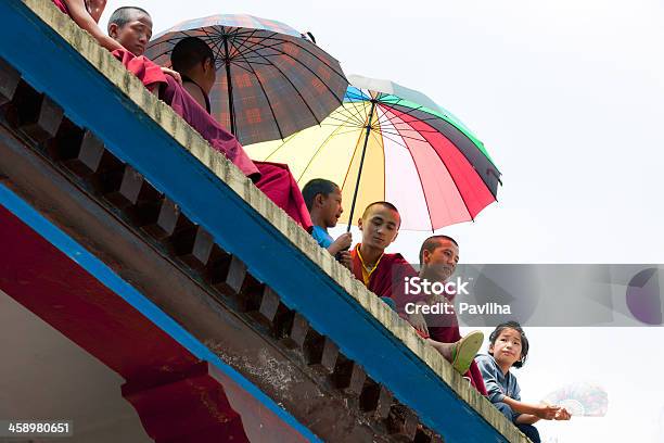 Spettatori Durante La Festa Buddista Sikkim - Fotografie stock e altre immagini di Abbigliamento religioso - Abbigliamento religioso, Adolescente, Adulto