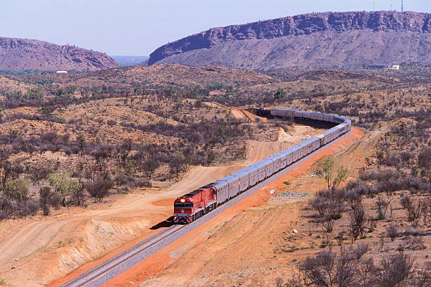 la primera ghan tren de darwin parte alice springs - ghan pass fotografías e imágenes de stock