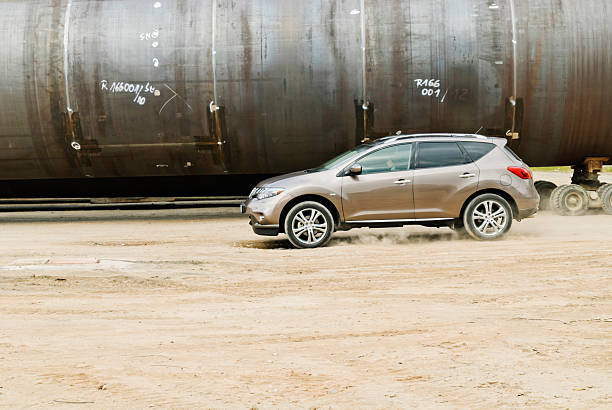 nissan de murano off road - sandweg fotografías e imágenes de stock