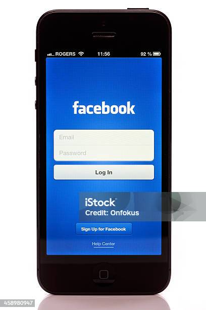 Apple Iphone 5 Facebook Pantalla De Inicio De Sesión Aislado Sobre Fondo Blanco Foto de stock y más banco de imágenes de Filtro automático de posproducción
