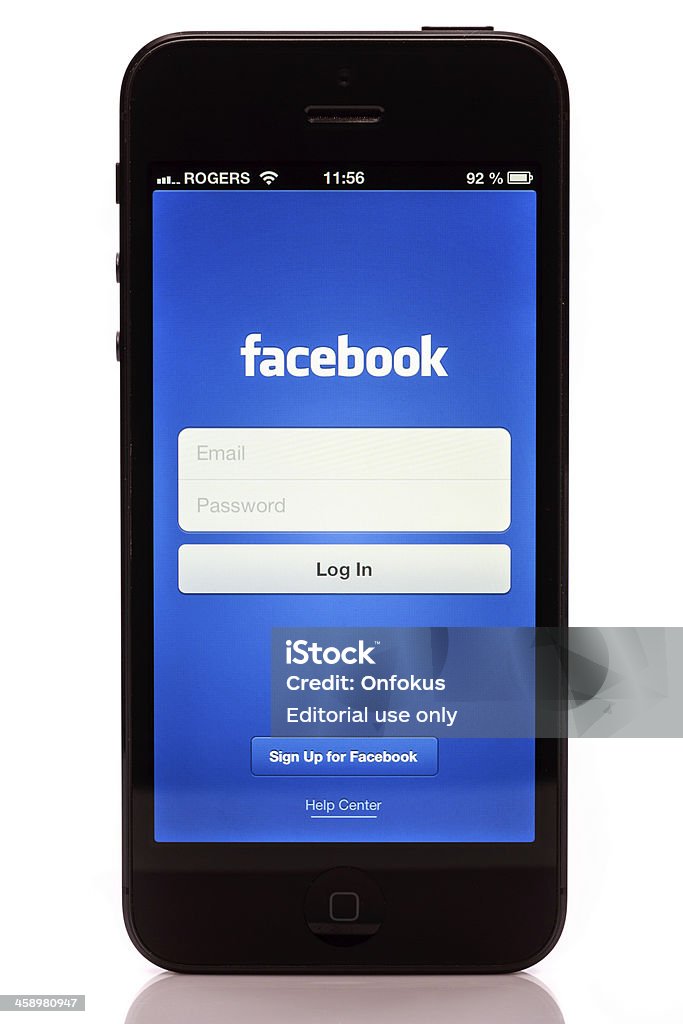 Apple iPhone 5 z Facebooka na ekranie logowania na białym tle - Zbiór zdjęć royalty-free (Automatyczny filtr postprodukcyjny)