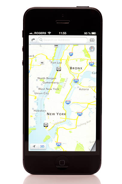 apple iphone 5 mapas aplicação isolado no fundo branco - youtube telephone iphone iphone 5 - fotografias e filmes do acervo