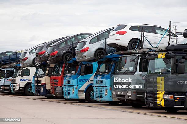 Transportadores De Automóviles Foto de stock y más banco de imágenes de Aire libre - Aire libre, Aparcamiento, Camión articulado