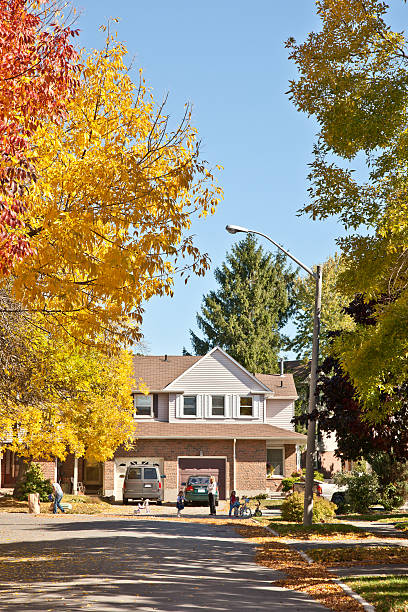 casa en otoño - mississauga fotografías e imágenes de stock