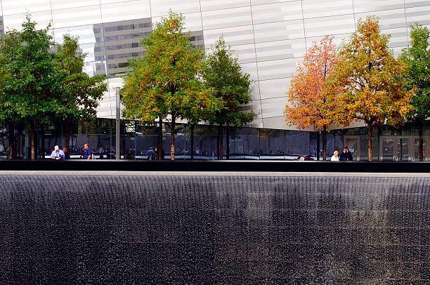 memorial di world trade center ground zero, new york city - 0 11 bulan foto potret stok, foto, & gambar bebas royalti