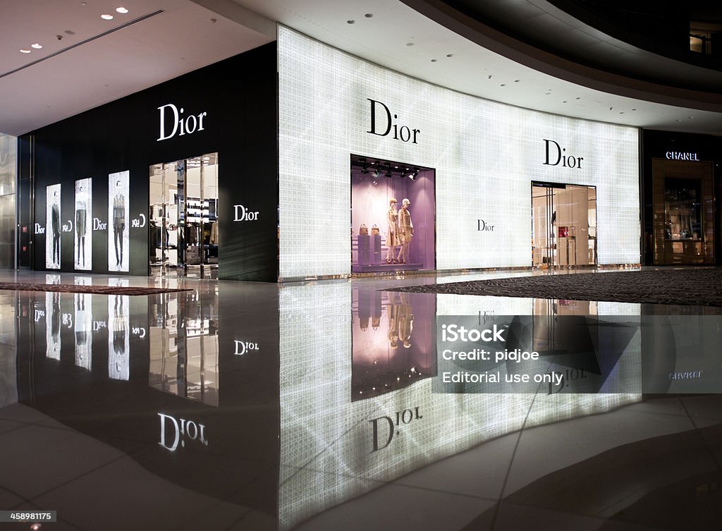 Christian Dior ventana de visualización en el centro comercial Mall Of The Emirates, Dubai - Foto de stock de Christian Dior - Marca de diseñador libre de derechos