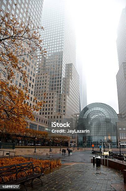 Foto de One World Trade Center E A Paisagem Urbana Em Nevoeiro Lower Manhattan Nova York e mais fotos de stock de Alto - Descrição Geral