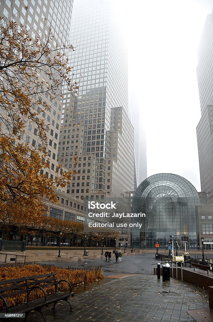 Один Всемирный торговый центр город в туман, Нижний Манхэттен, Нью-Йорк - Стоковые фото Близко к роялти-фри