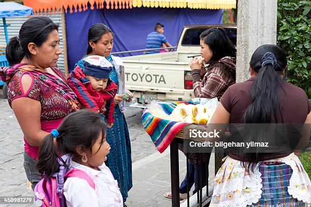 Donna Con Il Suo Bambino Del Guatemala - Fotografie stock e altre immagini di Adulto - Adulto, Ambientazione esterna, America Centrale