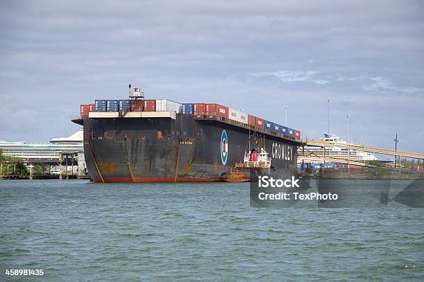 Photo libre de droit de Récipient Péniche Commerciale Et De Tir banque d'images et plus d'images libres de droit de Caraïbes - Caraïbes, Container, Eau