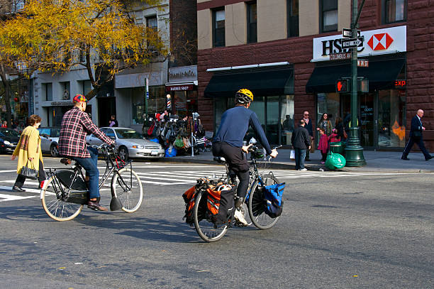 bicyclists & peões w.74th st, colombo ave. manhattan, nova iorque - corner marking fotos imagens e fotografias de stock