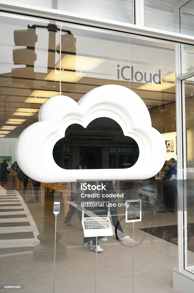 iCloud logo na Apple Store - Foto de stock de Computação em nuvem royalty-free