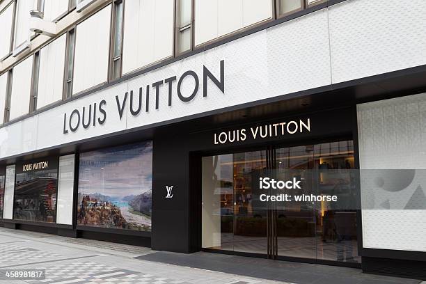 Louis Vuitton En Japón Foto de stock y más banco de imágenes de Bolsa - Objeto fabricado - Bolsa - Objeto fabricado, Louis Vuitton - Marca de diseñador, Aire libre