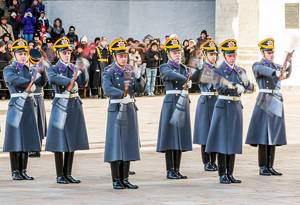 солдат presidential regiment работает с оружием - mounted guard стоковые фото и изображения