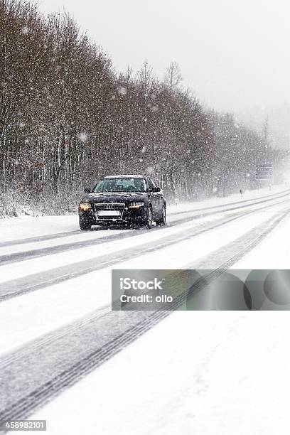 Foto de Estrada De Inverno Condições e mais fotos de stock de Audi - Audi, Carro, Neve