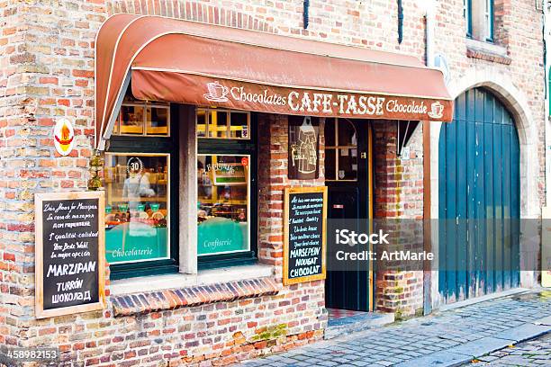 Café Em Bruges Bélgica - Fotografias de stock e mais imagens de Antigo - Antigo, Ao Ar Livre, Arquitetura