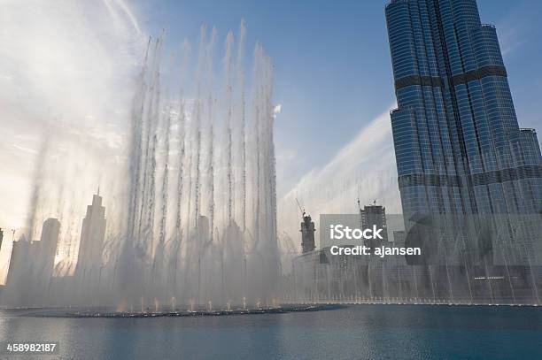 Burj Khalifa En Dubai Foto de stock y más banco de imágenes de Acera - Acera, Actuación - Representación, Agua