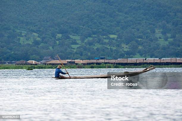 Photo libre de droit de Birman Fisherman Assis Dans Un Canoë Lac Inle banque d'images et plus d'images libres de droit de Adulte - Adulte, Asie, Assis