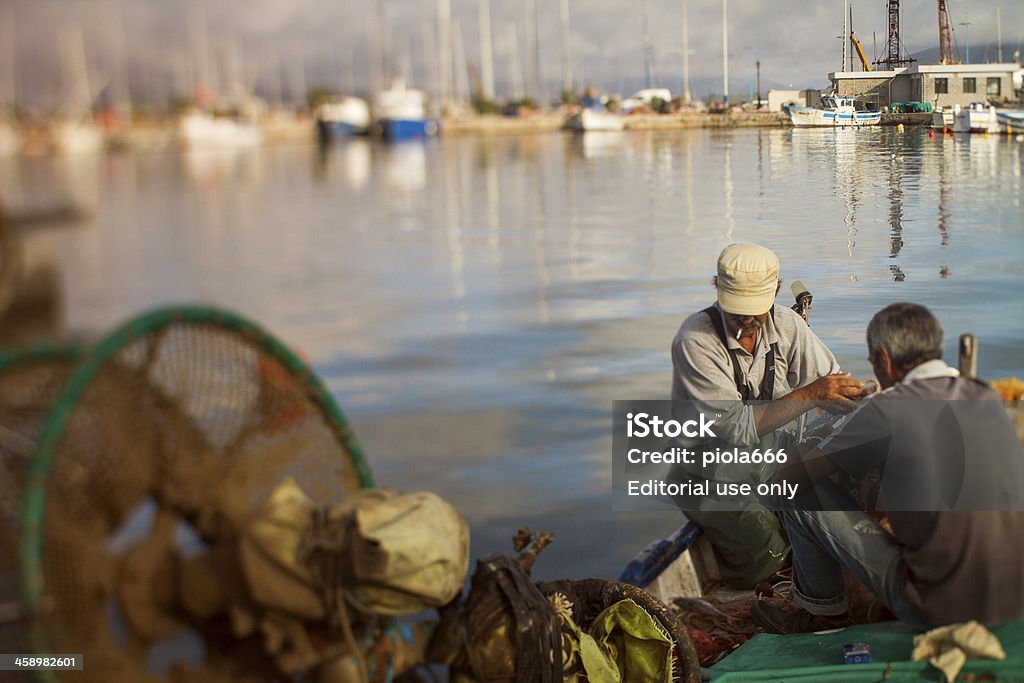 Рыбаки на работе, по гавани Альгеро, Сардиния, Италия_ - Стоковые фото Альгеро роялти-фри