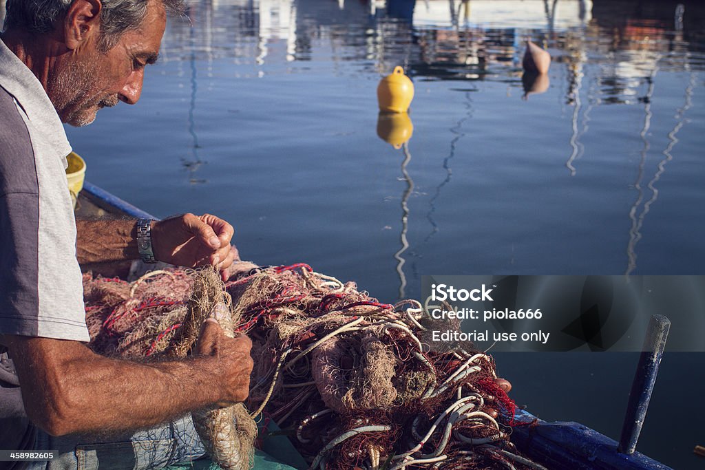 Los pescadores en el trabajo, por el puerto de Alghero, Sardinia, Italia - Foto de stock de Alghero libre de derechos