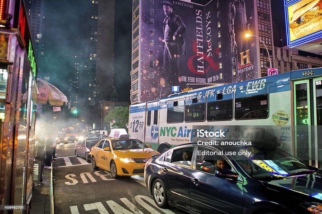 Di notte il traffico a Times Square - Foto stock royalty-free di Aeroporto