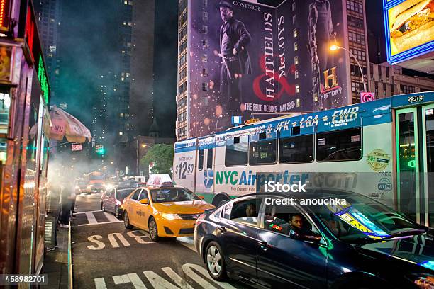 Di Notte Il Traffico A Times Square - Fotografie stock e altre immagini di Aeroporto - Aeroporto, Airport train sign-segnale inglese, Ambientazione esterna