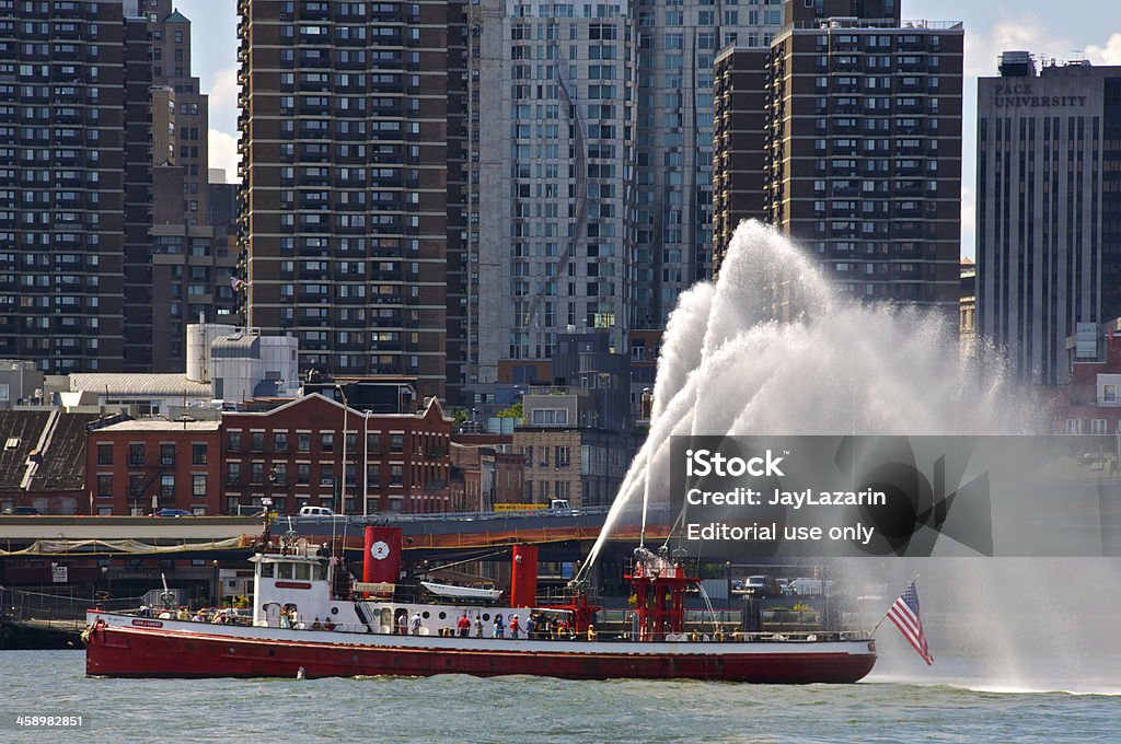 ビンテージ FDNY 消防船射撃ウォーター、East 川、マンハッタン、ニューヨーク市 - ニューヨーク市消防局のロイヤリティフリーストックフォト