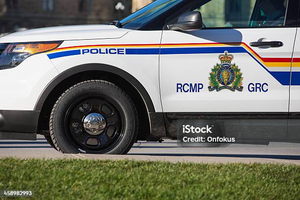 Foto de Rcmp Polícia Automóvel Em Frente À Canadian Parlamento Ottawa e mais fotos de stock de Canadá