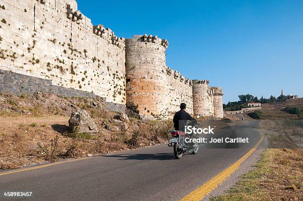 Sirio Hombre En Motocicleta Paseos Pasado Crac Des Chevaliers Foto de stock y más banco de imágenes de Adulto