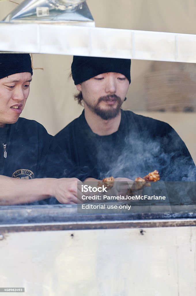 Dois homens japonês Barbequing Yakitori em uma Banca de comida ao ar livre - Royalty-free Japonês Foto de stock
