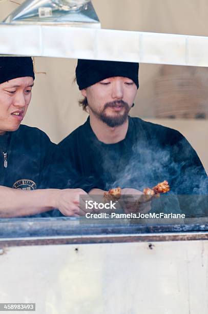 Dois Homens Japonês Barbequing Yakitori Em Uma Banca De Comida Ao Ar Livre - Fotografias de stock e mais imagens de Japonês