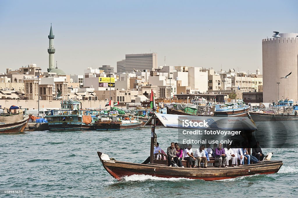 ドバイクリークの揺れるアブラは、アラブ首長国連邦の伝統的なダウ船 - アラビアのロイヤリティフリーストックフォト