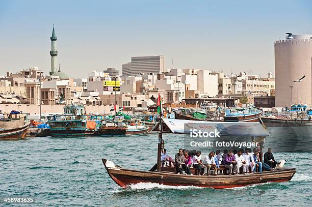 ドバイクリークの揺れるアブラはアラブ首長国連邦の伝統的なダウ船 - アラビアのストックフォトや画像を多数ご用意 - アラビア, アラブ首長国連邦, ウォーターフロント